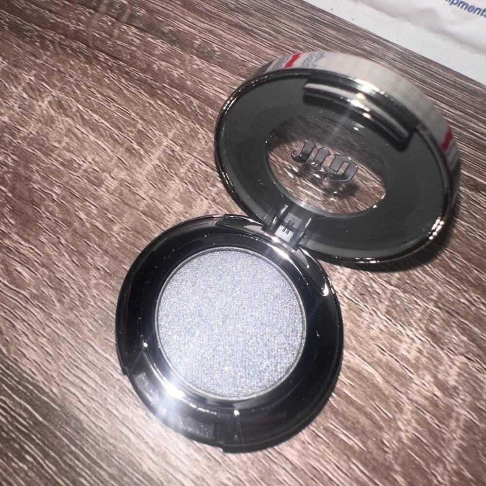Urban decay gunmetal‎ eye shadow